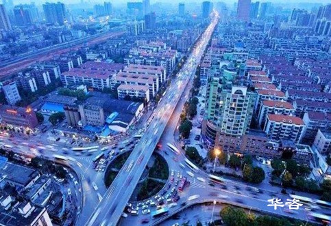 華咨交通裝上智慧的電腦，專家團(tuán)隊積極推進(jìn)城市交通優(yōu)化智慧思考方式